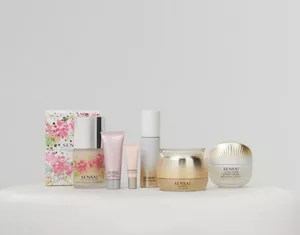 Cadeaux pour la fête des Mères disposés les uns à côtés des autres sur une table blanche avec un fond clair neutre